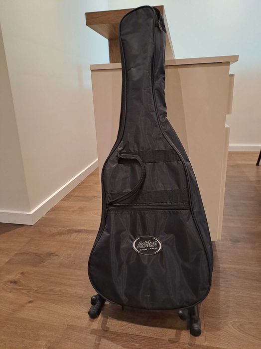 Guitarra com saco de transporte
