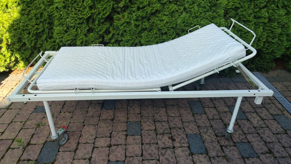 Łóżko szpitalne mocne na kółkach