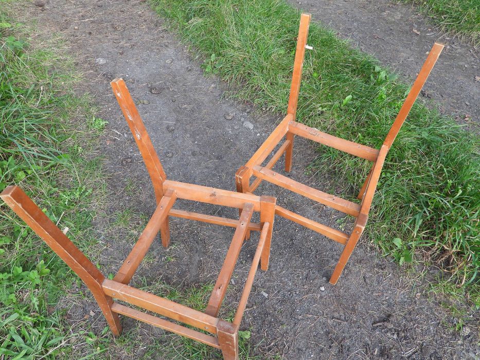 Ramy starych krzeseł - do renowacji.