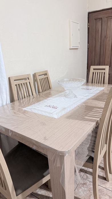 Mesa de jantar em MDF com 6 cadeiras
