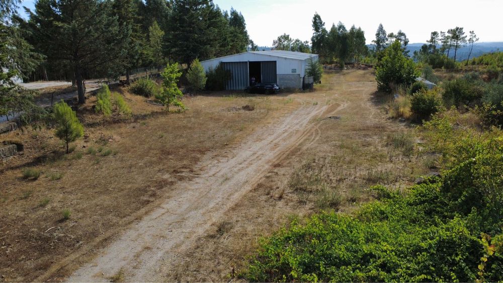 Arrenda-se pavilhão e zona circundante