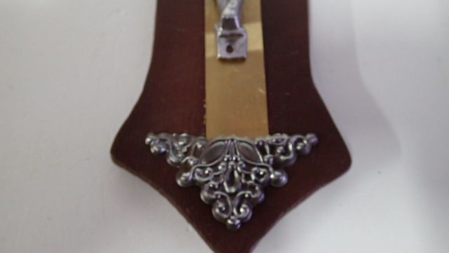 Crucifixo antigo em metal e madeira