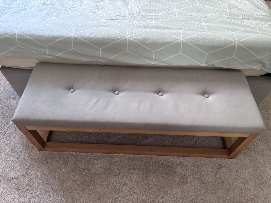 Cama, colchão, banqueta e tapete