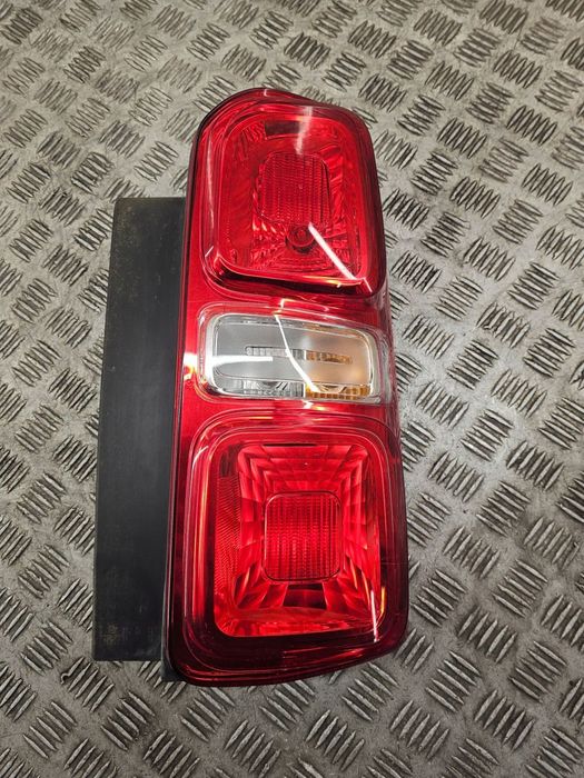 peugeot expert iii citroen jumpy iii lampa tylna prawa tył 9808243080