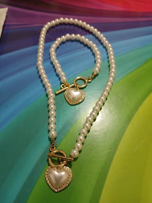 Colar e pulseira de pérolas com pingente em coração