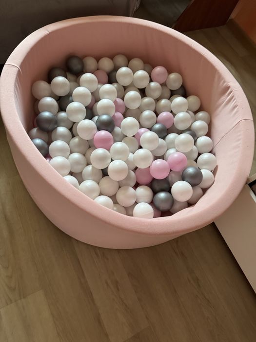Сухий басейн з кульками