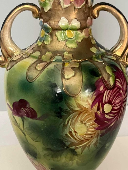 Stary ceramiczny dzban ręcznie malowany kwiaty