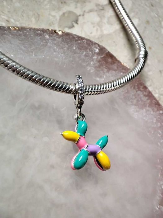 charms zawieszka srebro 925 kolorowy pies z balonika