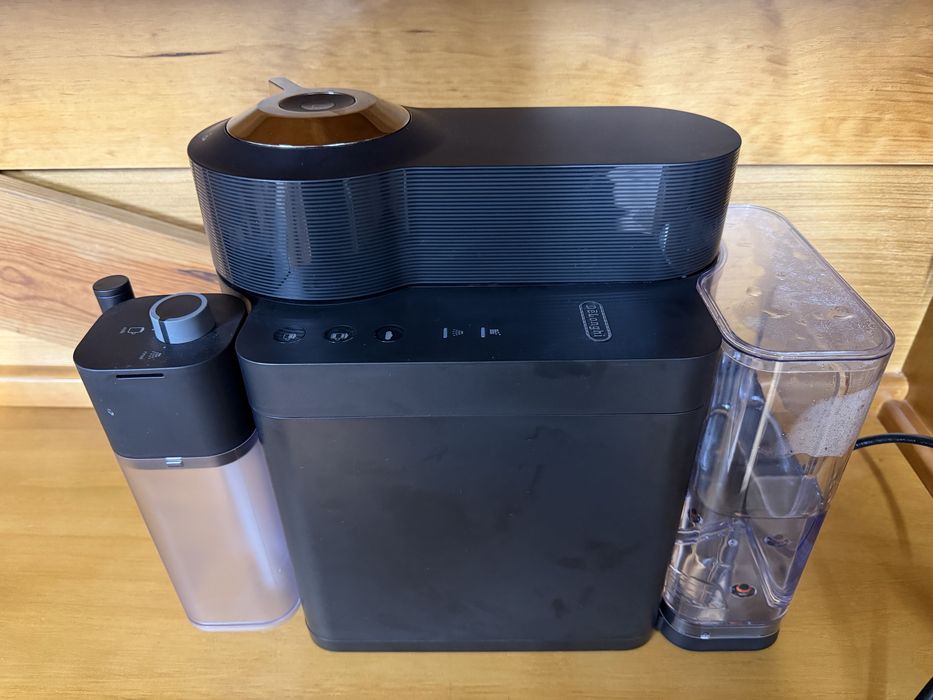 Máquina de Café NESPRESSO ENV3000.B Vertuo Lattissima Preto