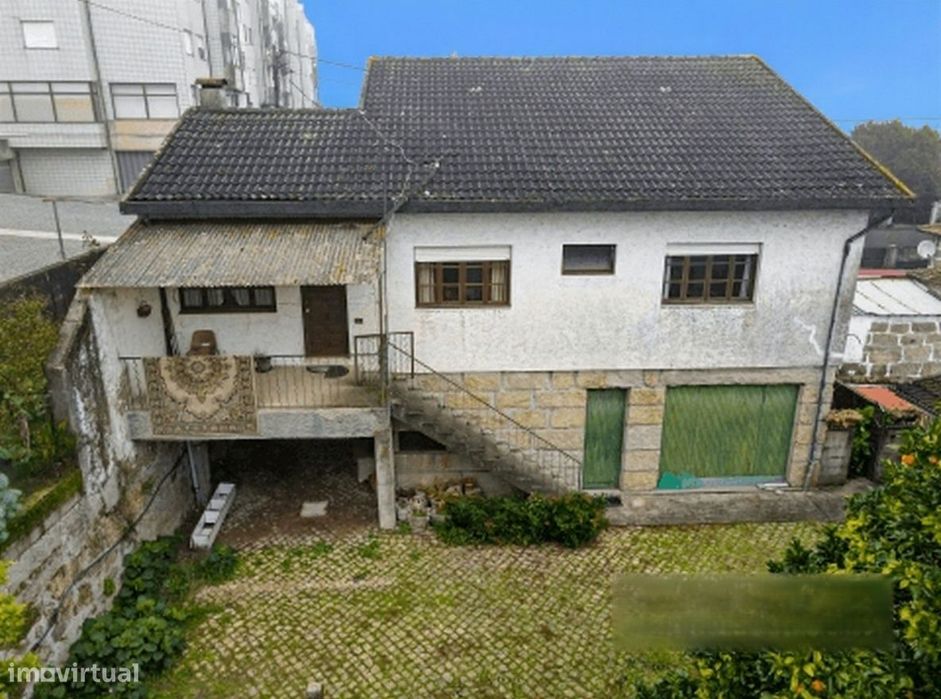 Moradia de dois andares com 1.200 m², junto aos Bombeiros em Marco de