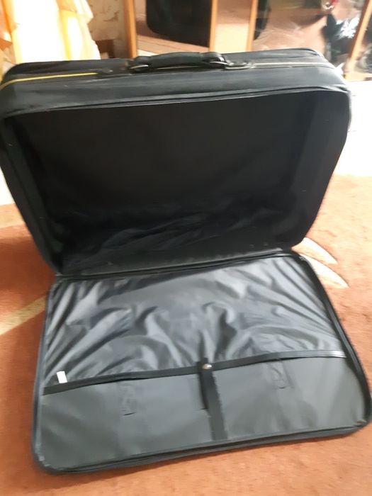Чемодан большой очень,  сумка черный на 4 колесах  .  950 гр   USA