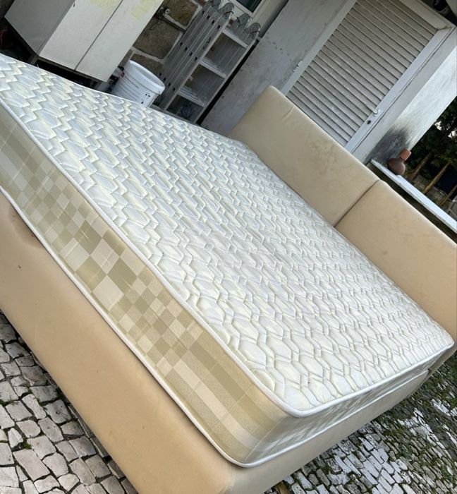Cama kings size forrada a linho