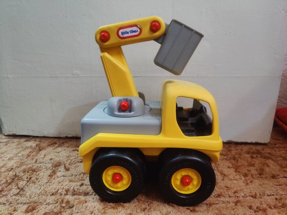 Большая игрушечная машина с ковшом (little takes)