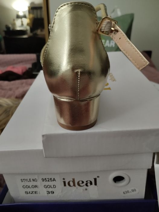 Sandálias razas douradas