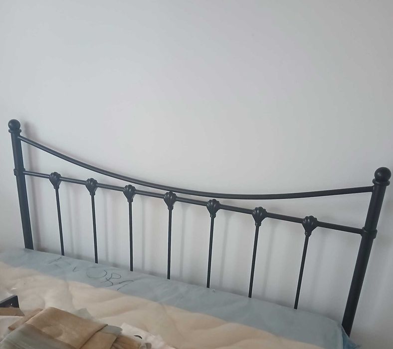Cama com estrado, nunca usada comprada há um mês