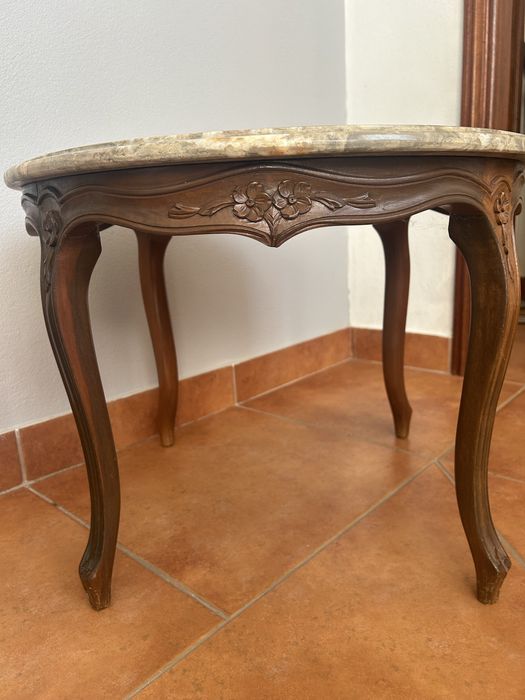 Mesa de apoio de tampo em mármore