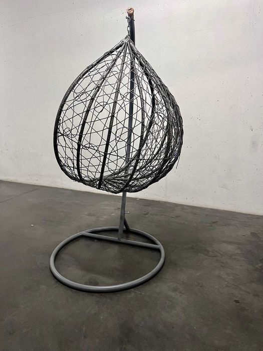 Poltrona suspensa de jardim com base.