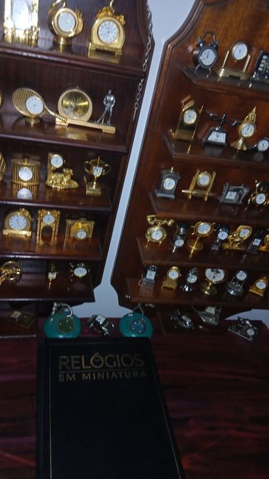 Colecao  150 Relogio minitura por 750 €