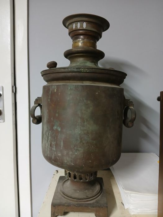 Продам самовар  старинный на дровах.

Состояние на фото.

Пер