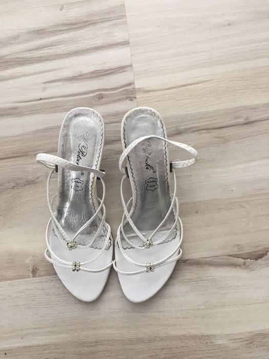 Białe sandałki na obcasie 37