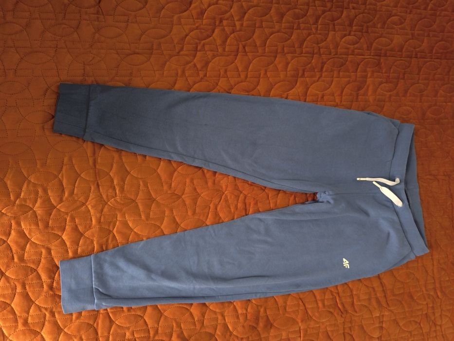 Bawełniane niebieskie dziewczęce spodnie dresowe 4F rozm 158