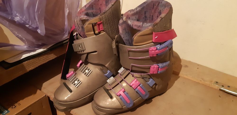 Продам лижні черевики