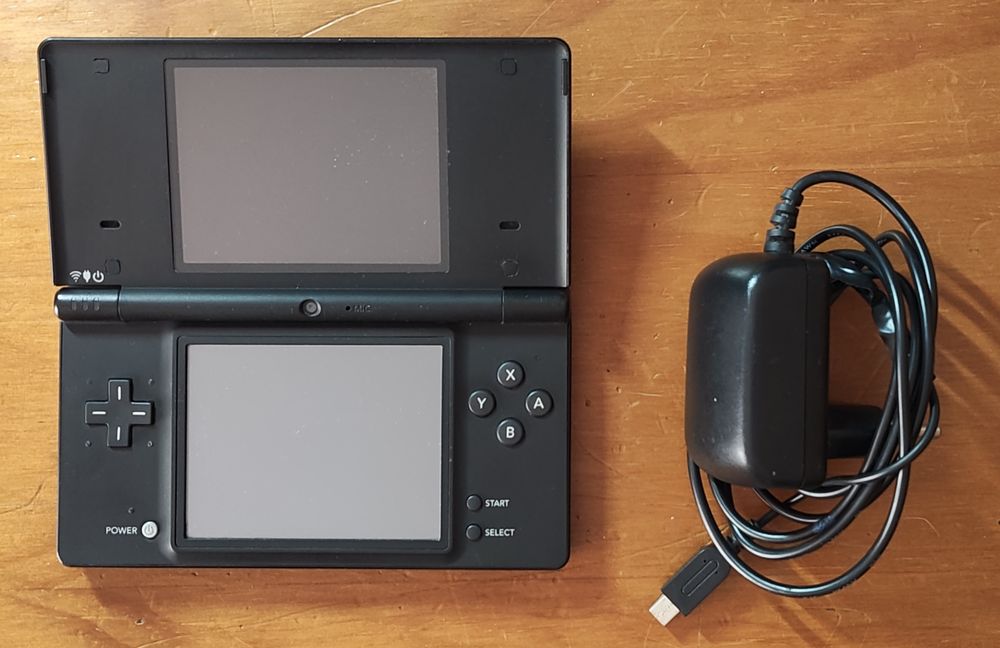 Nintendo DSi com carregador