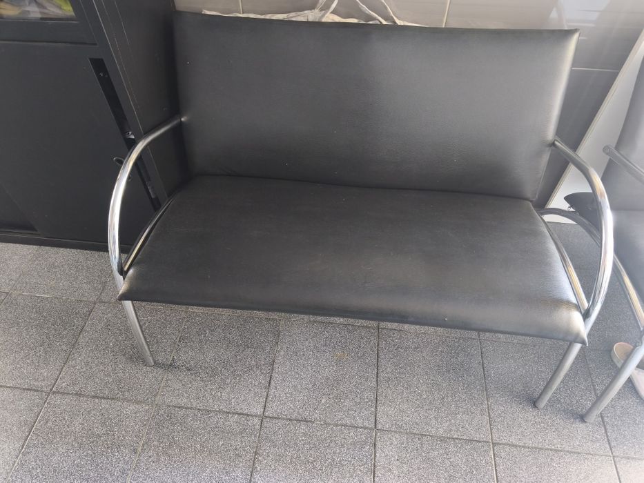 Vendo Sofá  em bom estado cor preta com cromado nos braços