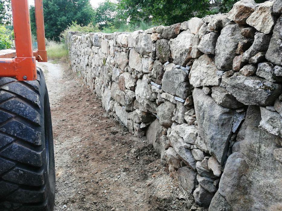 Pequenas obras e muros em pedra