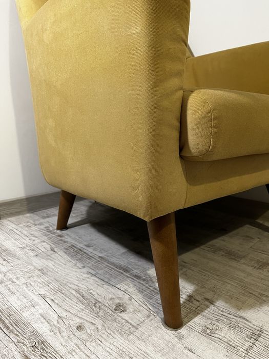 Stylowy fotel w kolorze musztardowym