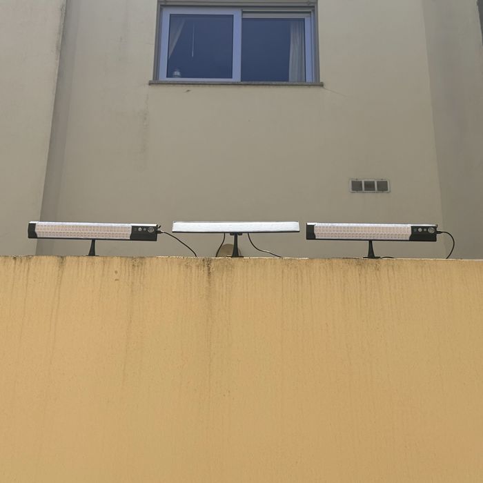 Kit 2 luminárias LED com painel solar - Sensor de presença - Tamanho 39cm x 5,5cm