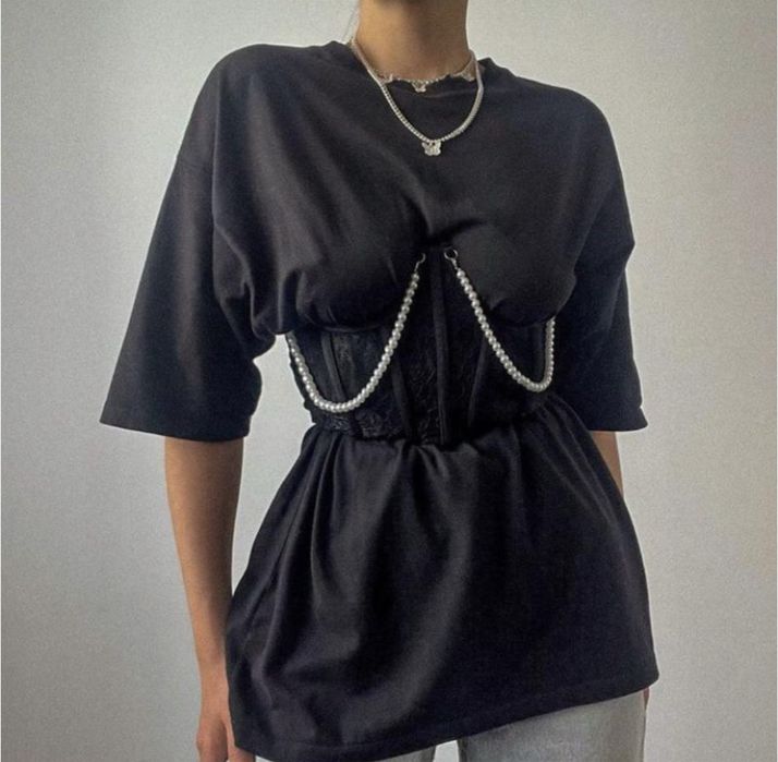 Стильний, жіночий корсет з декоративними перлинами