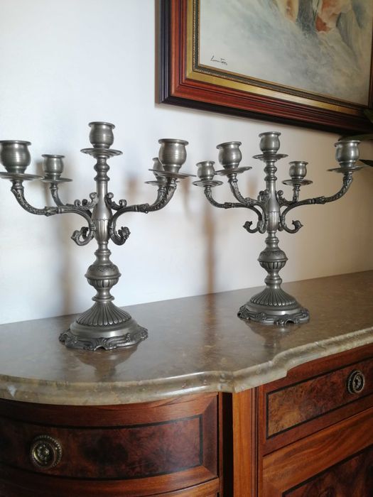 Castiçais de estanho com 5 velas e coroas decorativas