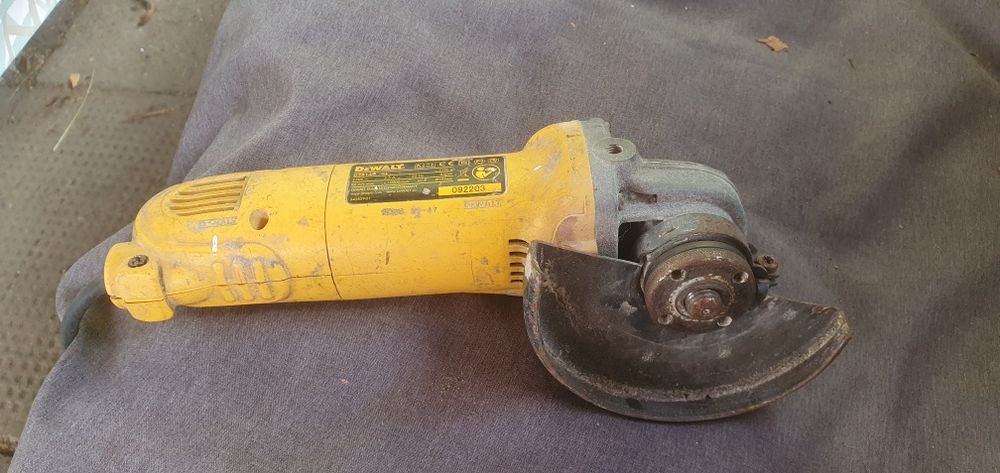 Szlifierka kątowa DeWalt D28139 -uszkodzona