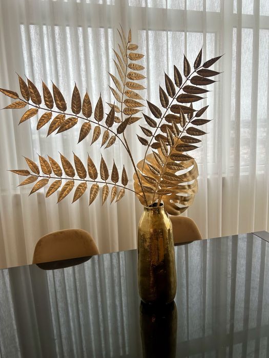 Jarra dourada + folhas decorativas