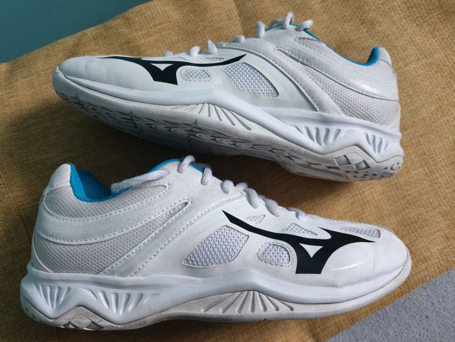 Buty sportowe Mizuno Lightning star jr rozmiar 37, wkładka 23,5 cm