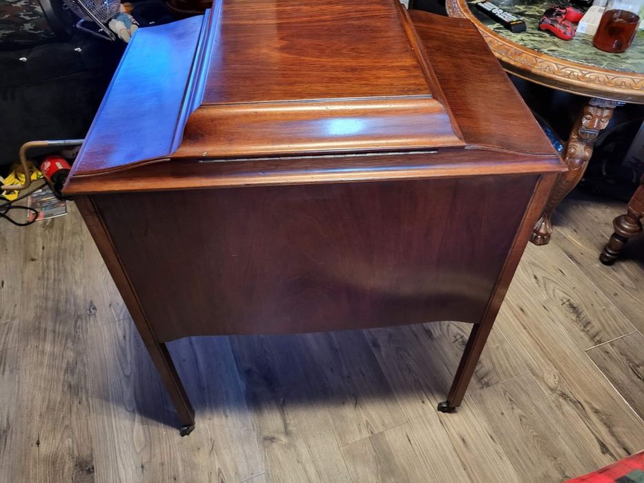 Stary gramofon meblowy
