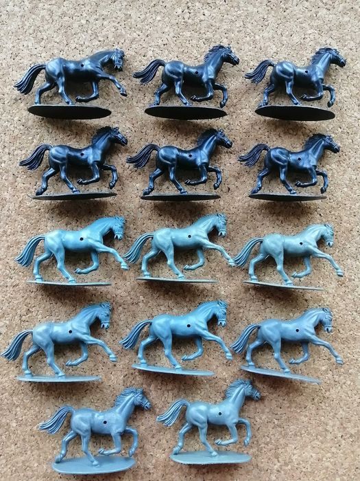 Índios e Cowboys de plástico com acessórios