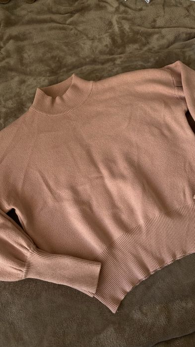 Różowy ciepły sweter z bufiastymi rękawami