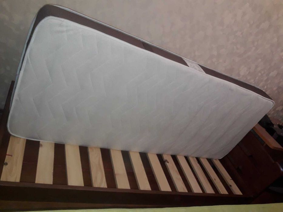 продаж ліжко односпальне з матрацем ортопедичним в гарному стані