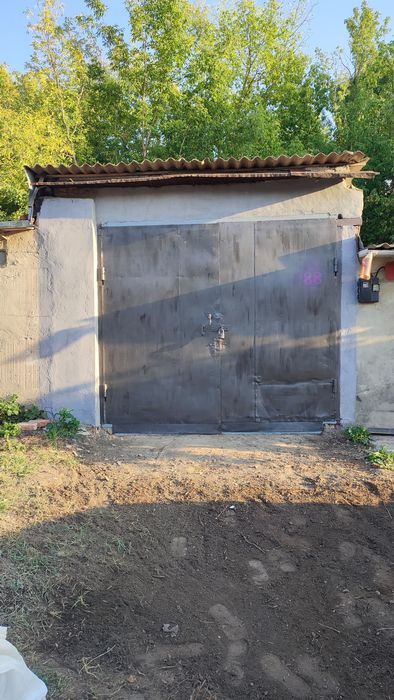 Гараж біля епіцентру.