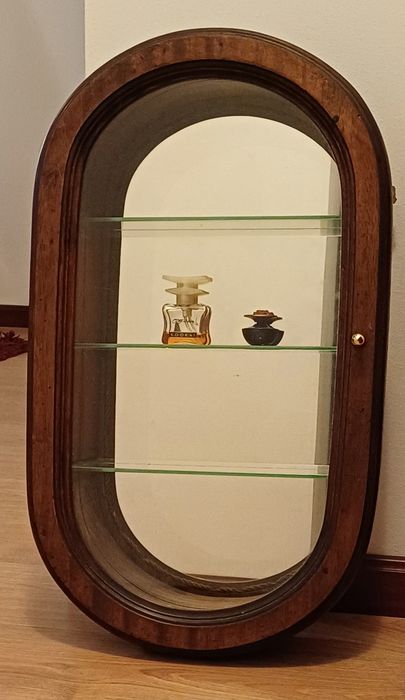 Expositor oval de madeira e vidro