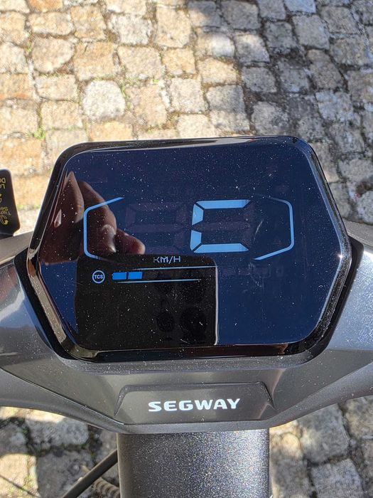 Trotinete Elétrica Segway Ninebot ZT3 Pro – Como Nova (Apenas 9 km!)