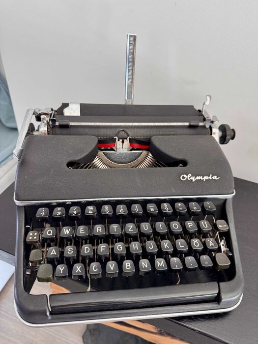 Máquina de escrever Olympia para venda! Ótima opção para presente, artigo de colecionador ou decoração de casa