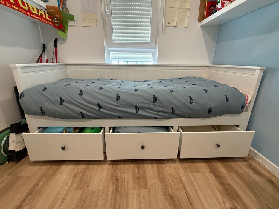 Cama individual e dupla, escrivaninha e cadeira. Conjunto prático e funcional para o quarto.