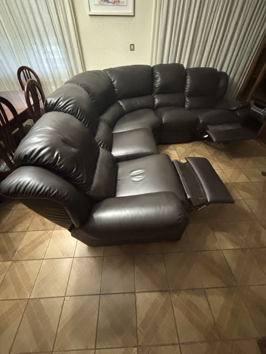Vendo sofá castanho escuro para 5 pessoas
