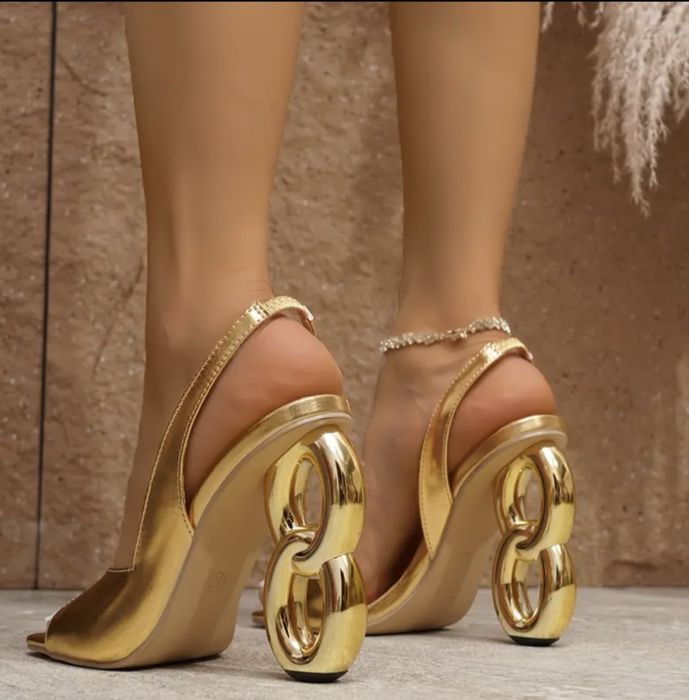 Босоніжки на каблуку