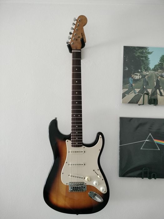 Guitarra elétrica tipo Stratocaster sunburst, 3 single coils