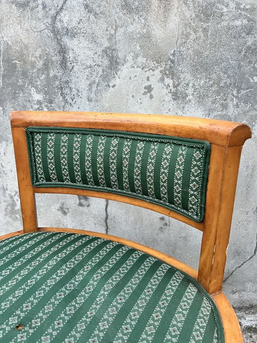 Cadeira Vintage em Madeira com Encosto Curvo | Estofo Verde com Padrão