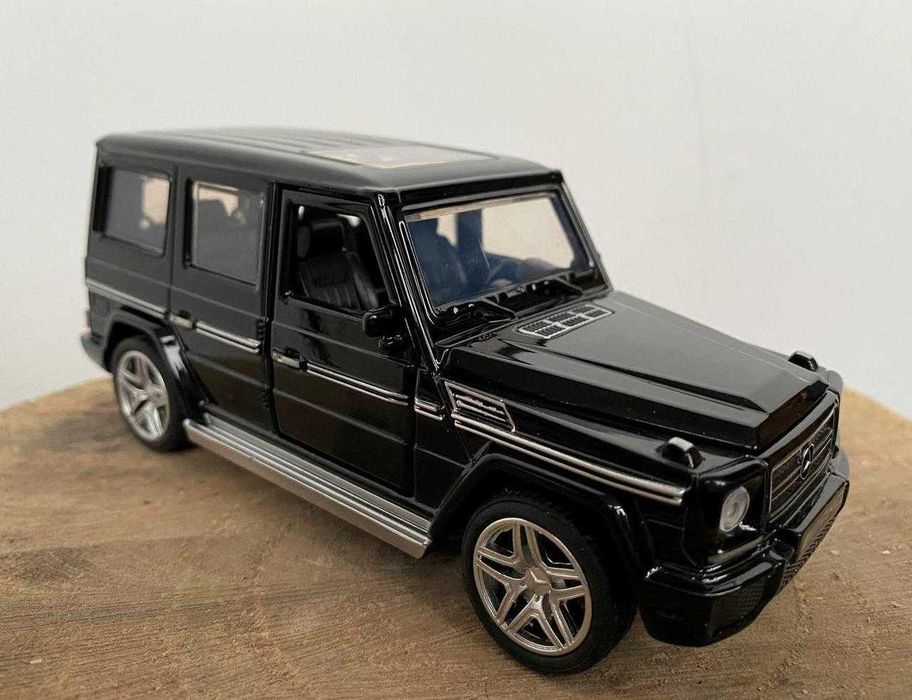 Модель автомобіля Mercedes AMG G65, чорна
